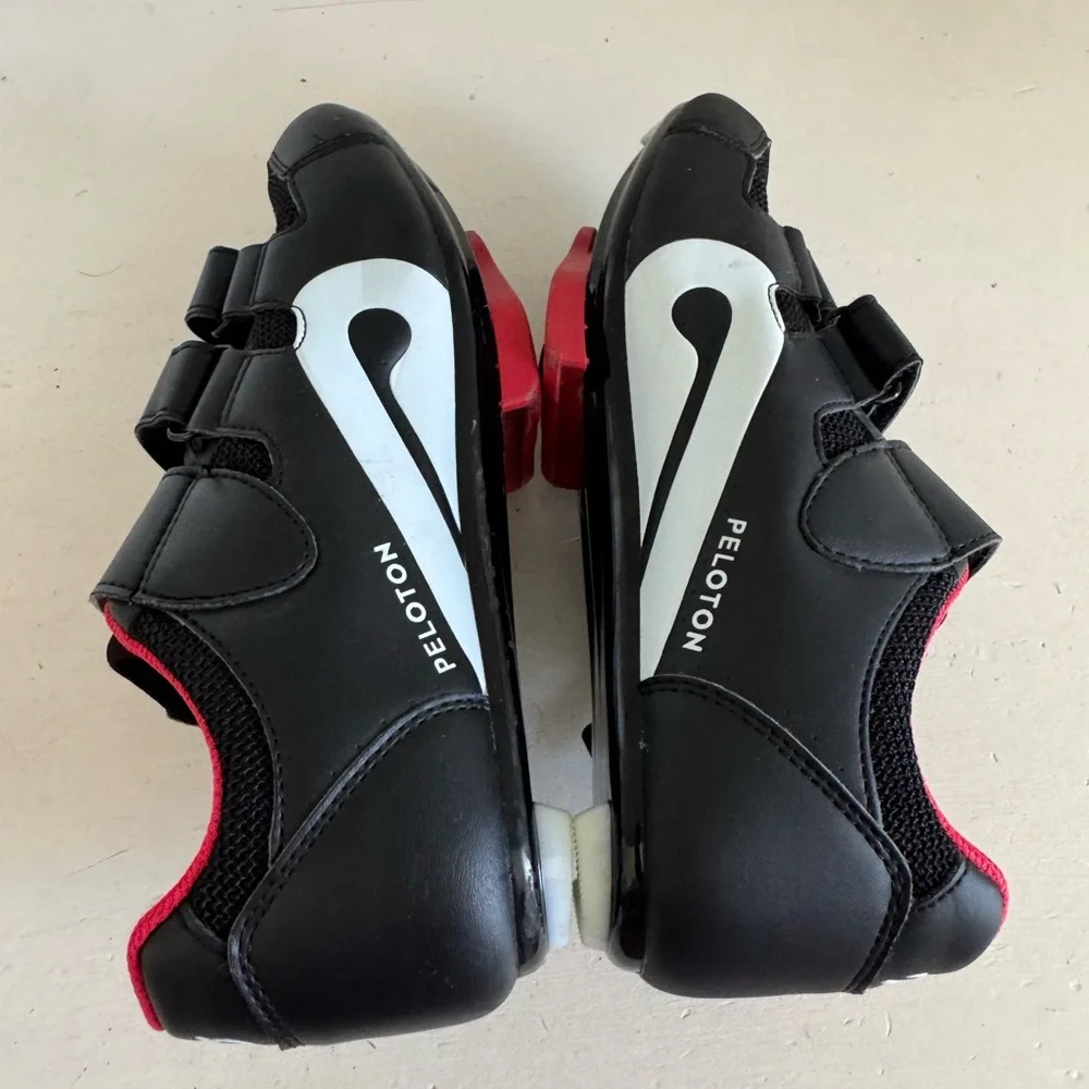 Peloton women’s cycling shoes size 38 (their US7).‎